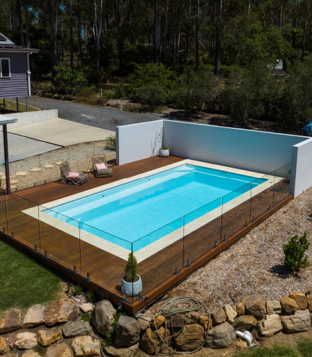 integrating-outdoor-living-spaces-with-your-pool-area-blogimage2-m